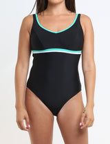 Traje de baño deportivo con vivos verde