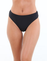 Bikini tanga drapeada tiro alto negro