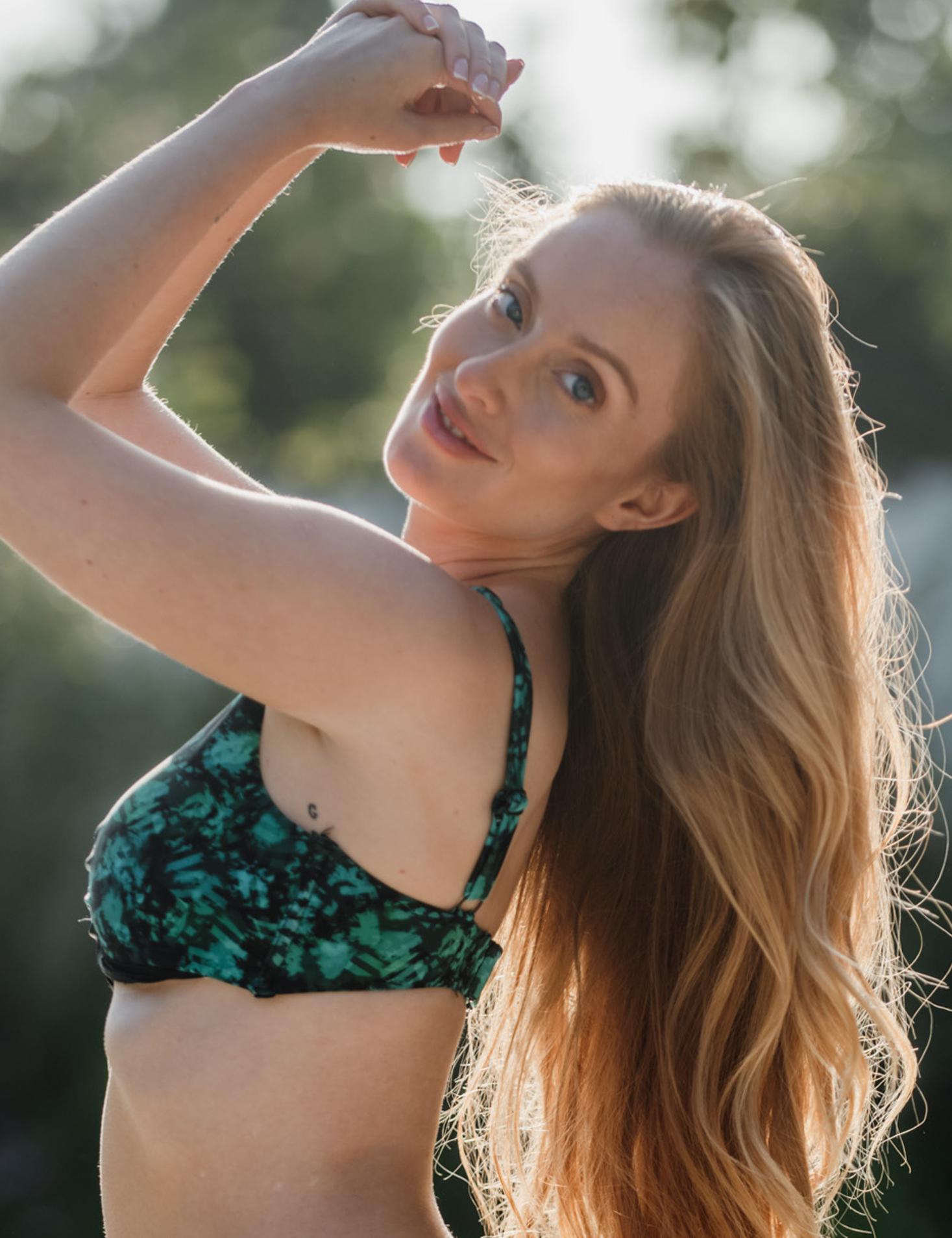 Bikini estilo sostén torcido estampado negro copa C