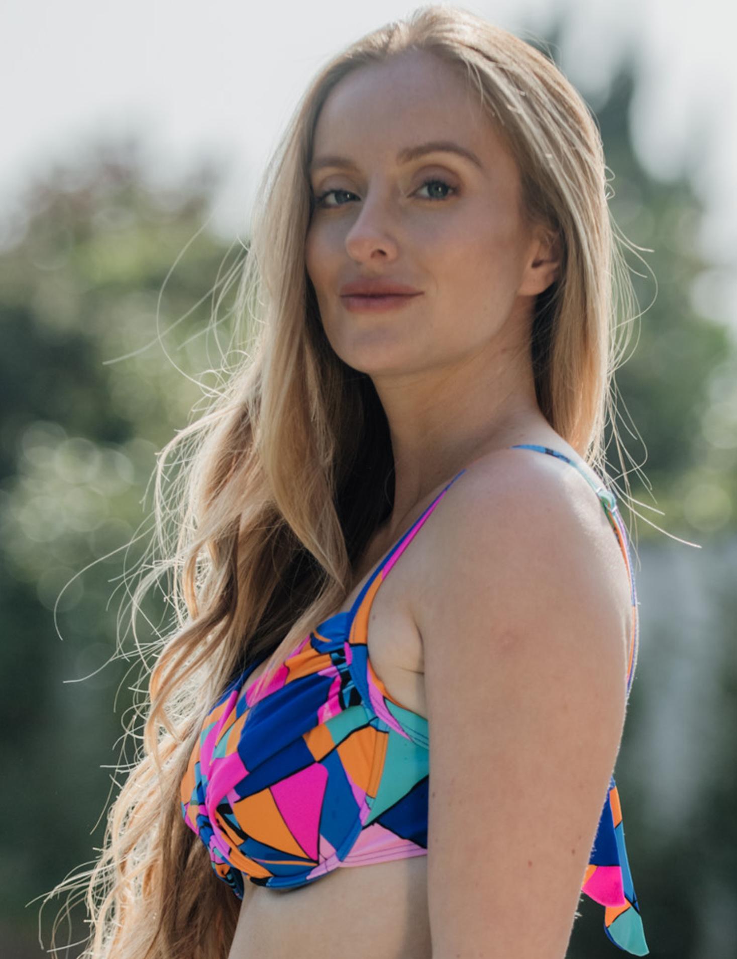 Bikini estilo sostén torcido copa C estampado azul