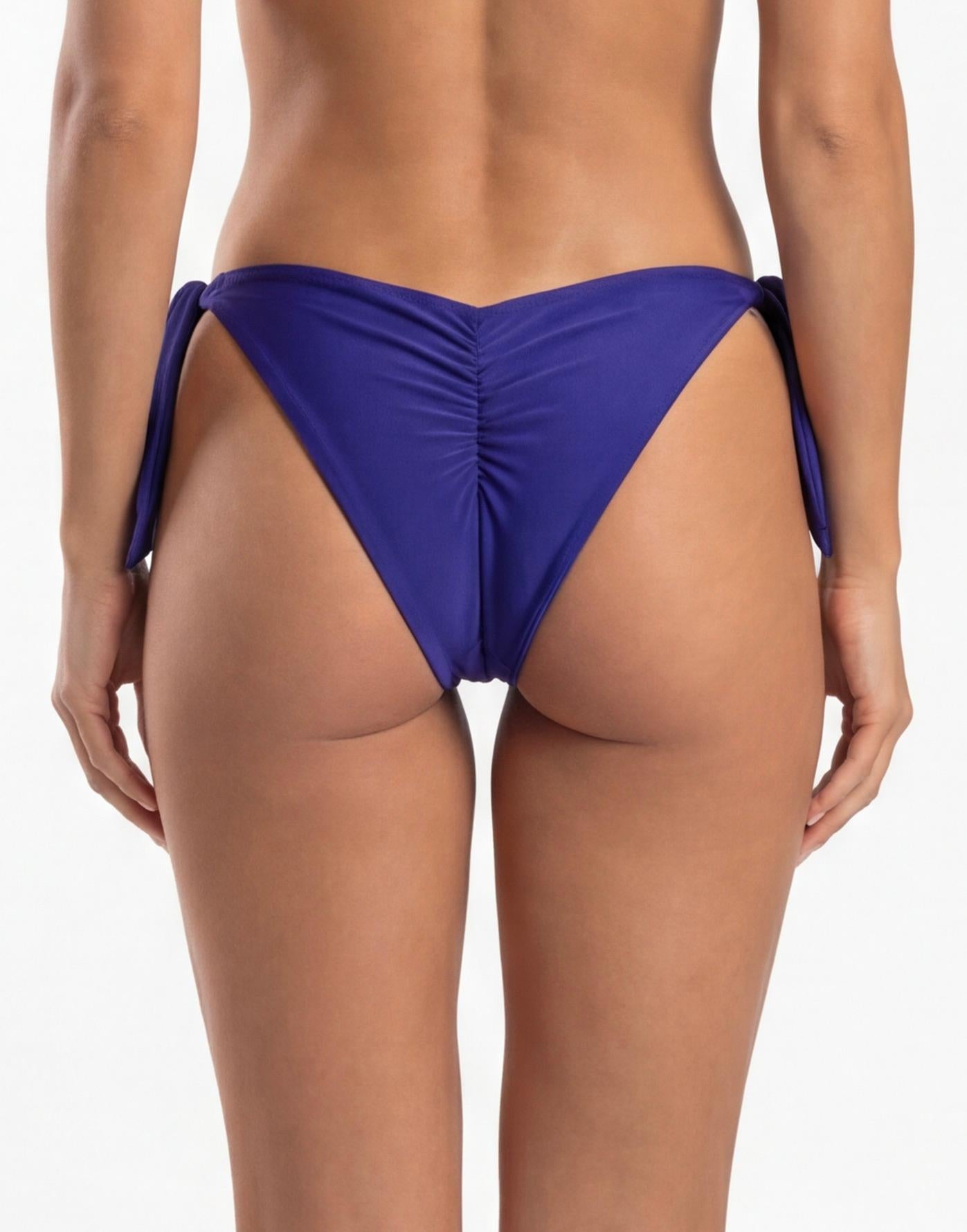 Bikini mujer tanga con amarras y pinza azul brillante