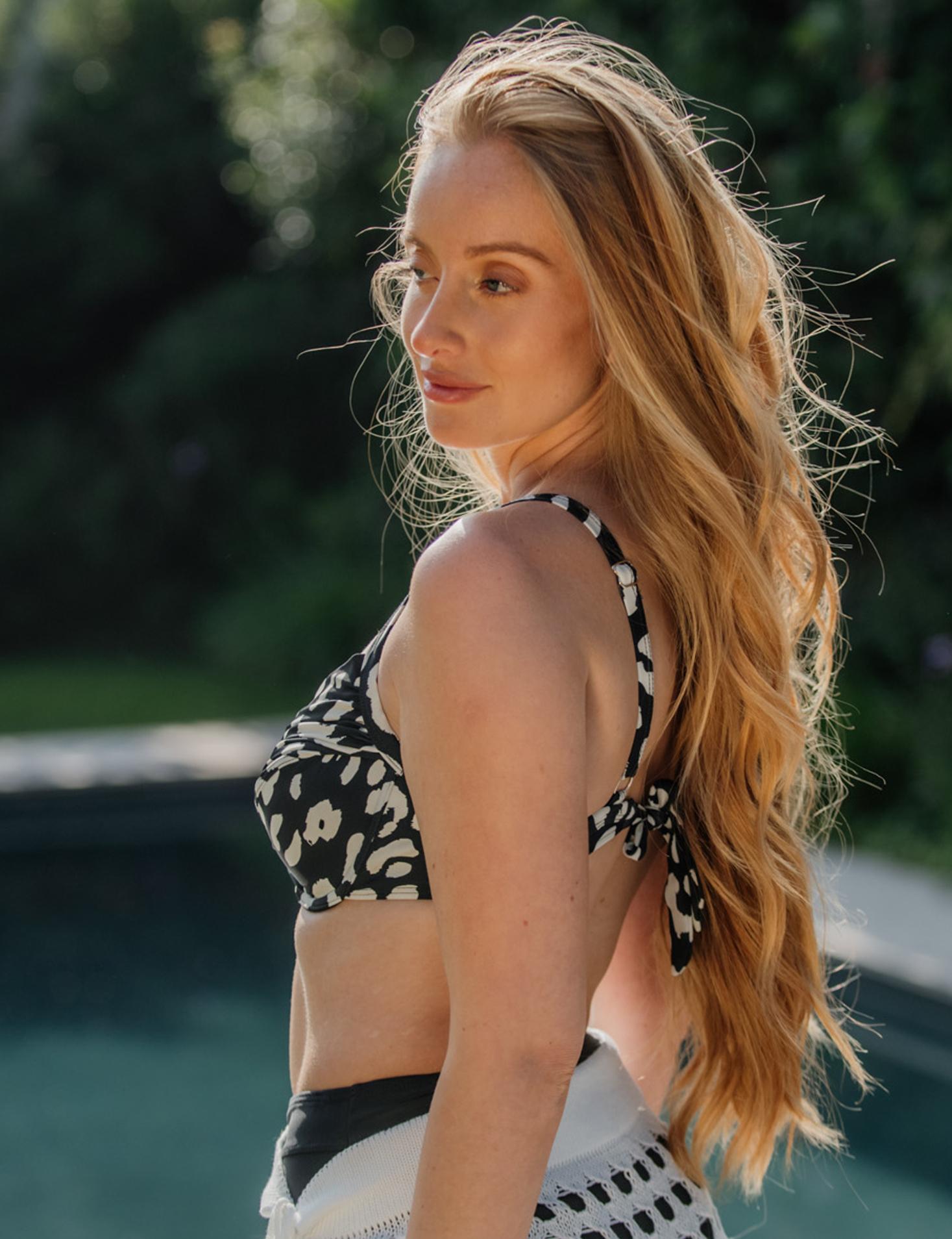 Bikini estilo sostén torcido copa C estampado negro