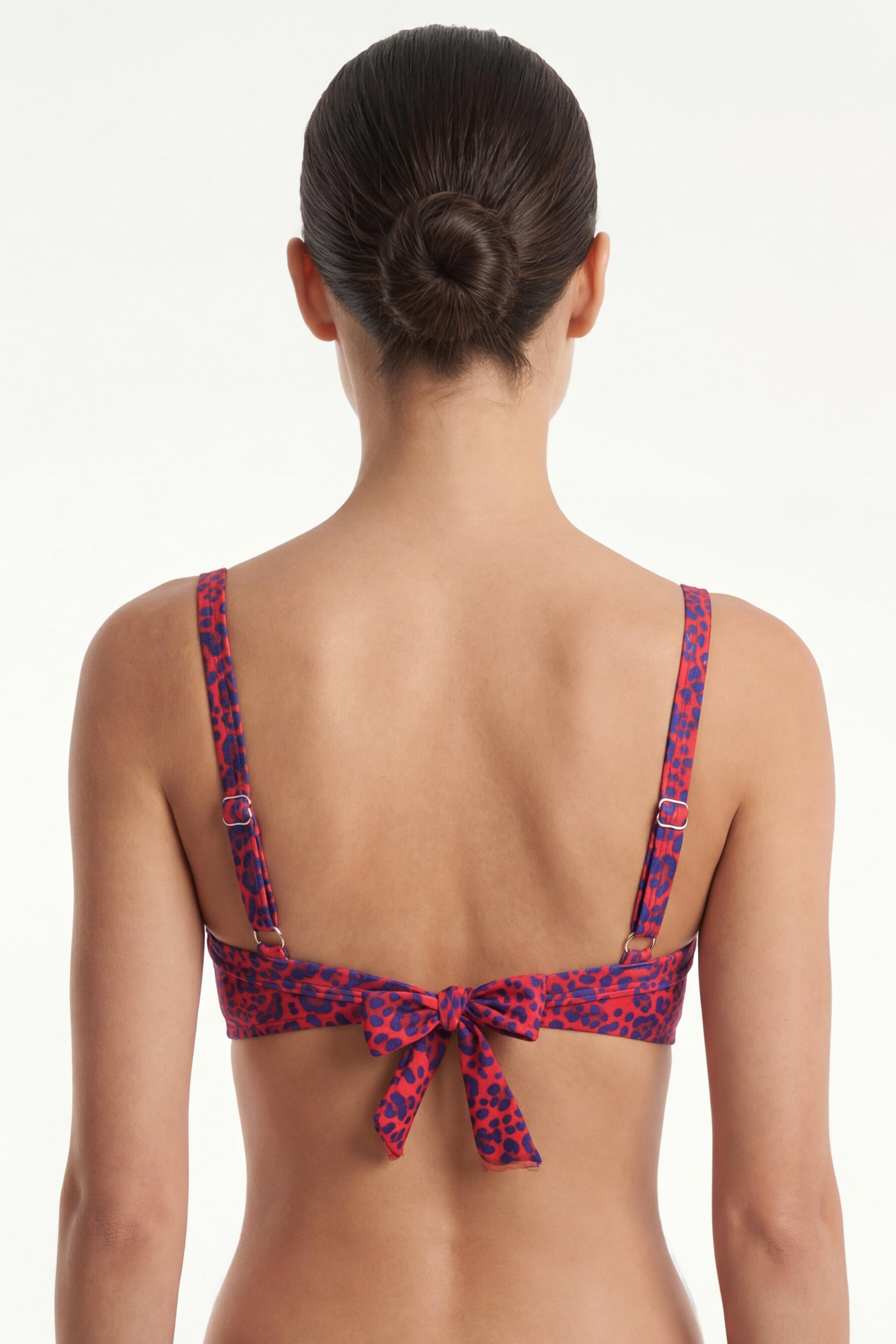 Bikini estilo sostén torcido copa c animal print brillante